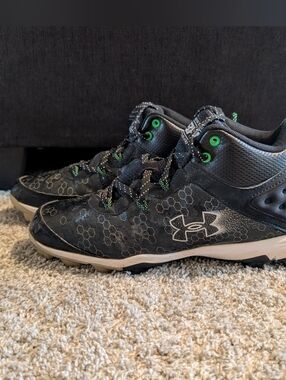 Under Armour Cleats. Size 8.